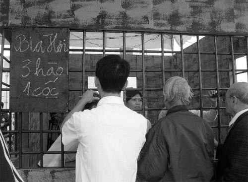 H&igrave;nh ảnh người d&acirc;n Thủ đ&ocirc; mua bia thời bao cấp.