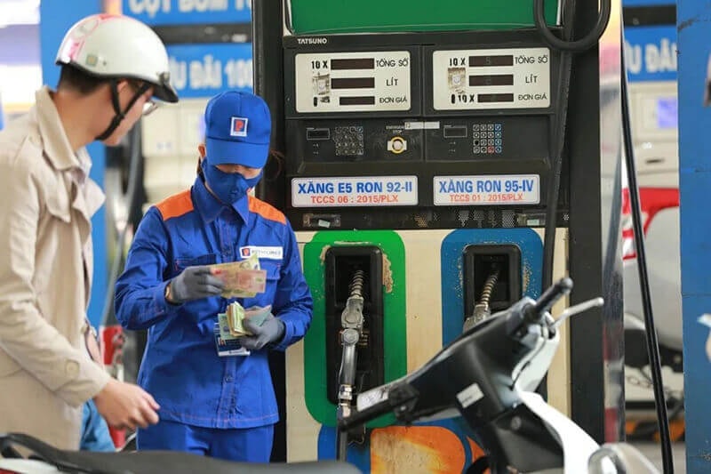 Gi&#225; xăng dầu h&#244;m nay 27/10: Gi&#225; nhi&#234;n liệu lao dốc, xăng dầu c&#249;ng giảm - Ảnh 1