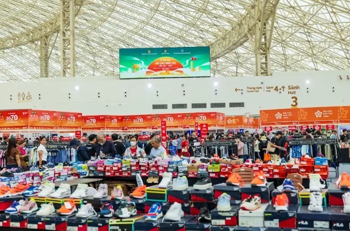 Cho&#225;ng ngợp giữa Hội chợ M&#249;a Thu 2025: Mua - Ăn - Chơi - Chill - Check-in cả tuần kh&#244;ng hết - Ảnh 1