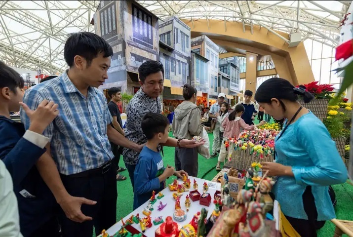 Cho&#225;ng ngợp giữa Hội chợ M&#249;a Thu 2025: Mua - Ăn - Chơi - Chill - Check-in cả tuần kh&#244;ng hết - Ảnh 12