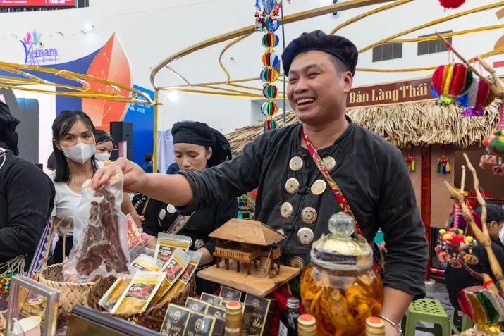 Cho&#225;ng ngợp giữa Hội chợ M&#249;a Thu 2025: Mua - Ăn - Chơi - Chill - Check-in cả tuần kh&#244;ng hết - Ảnh 4