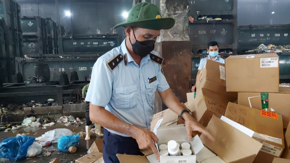 Lực lượng Quản l&yacute; thị trường ti&ecirc;u hủy h&agrave;ng h&oacute;a vi phạm.&nbsp;