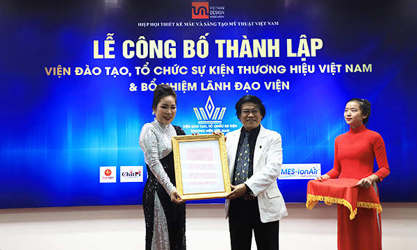 &nbsp;PGS-TS.L&ecirc; Huy&ecirc;n trao quyết định th&agrave;nh lập Viện Đ&agrave;o tạo, tổ chức sự kiện thương hiệu Việt Nam