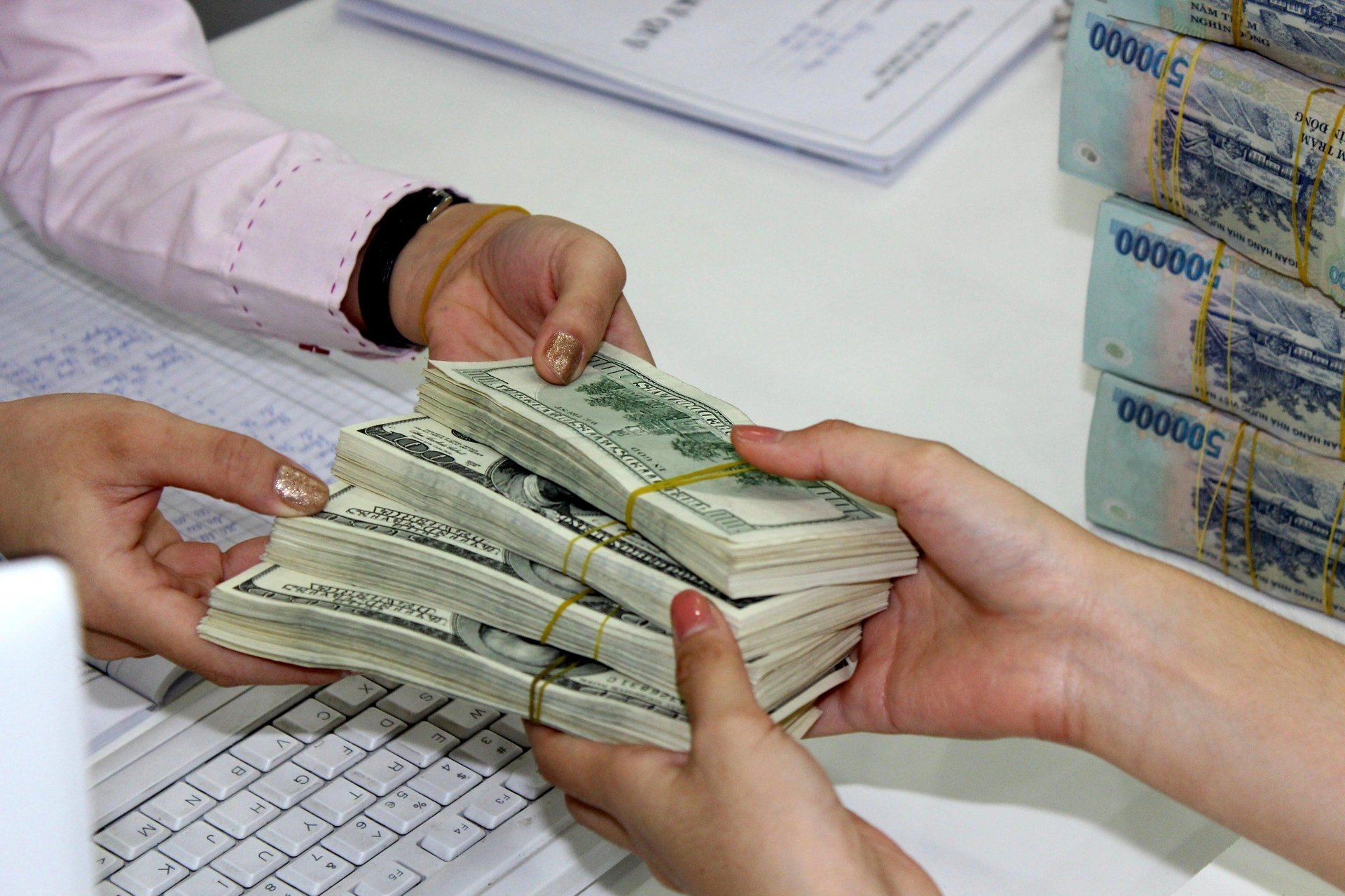 Gi&#225; USD tự do lập kỷ lục mới - Ảnh 1