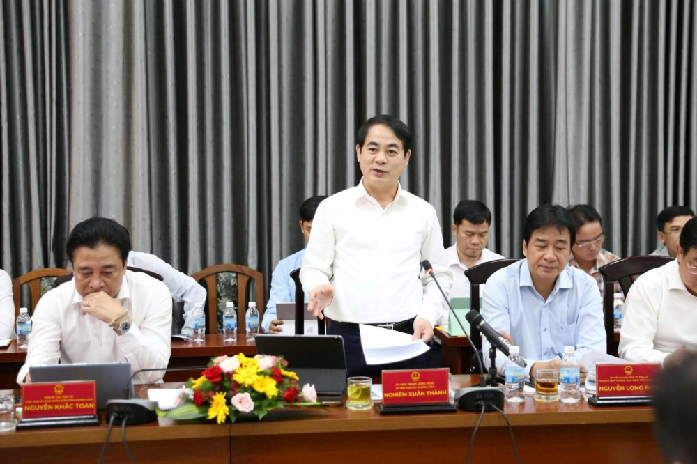 &Ocirc;ng Nghi&ecirc;m Xu&acirc;n Th&agrave;nh, B&iacute; thư Tỉnh ủy Kh&aacute;nh Ho&agrave; ph&aacute;t biểu tại buổi l&agrave;m việc.&nbsp;