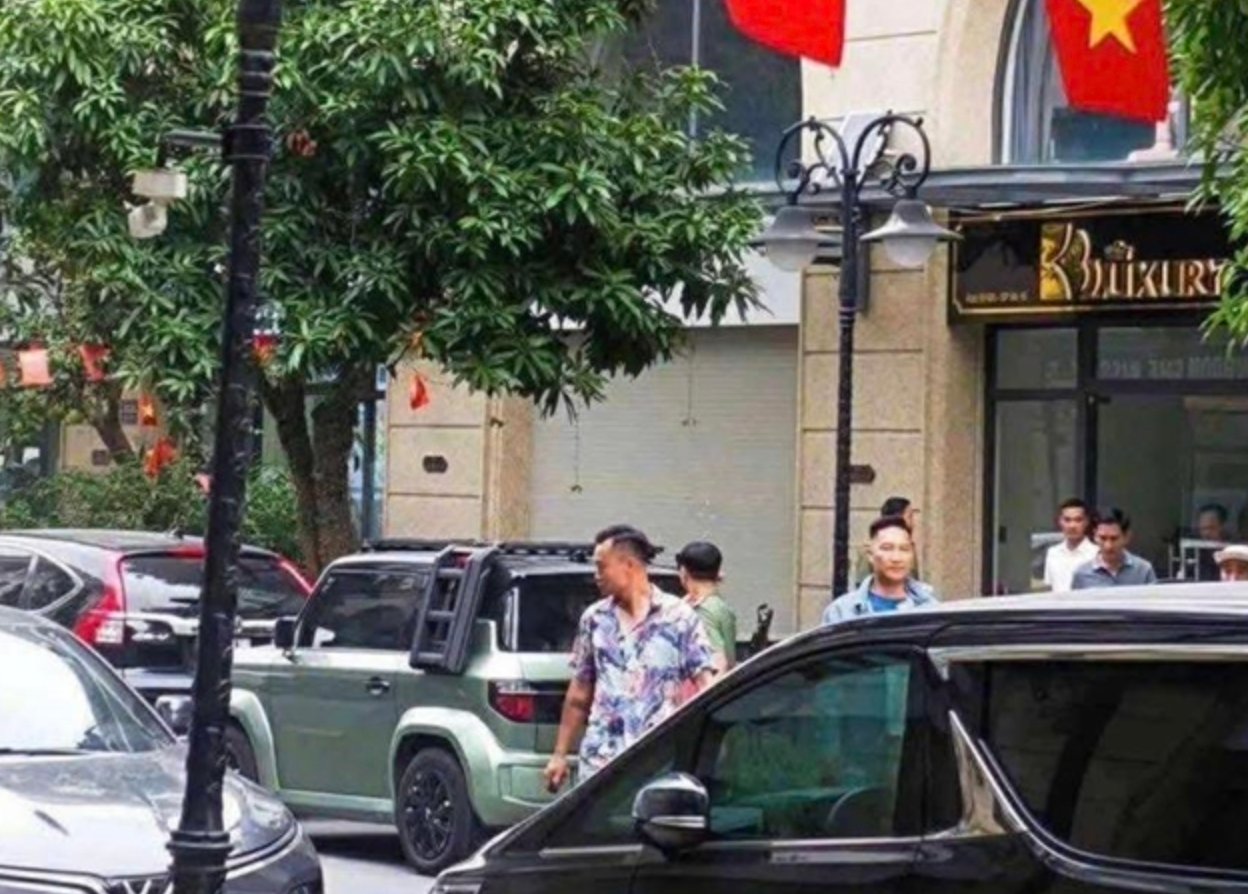 H&igrave;nh ảnh đang x&ocirc;n xao về Huấn Hoa Hồng v&agrave;o trưa 29/10.