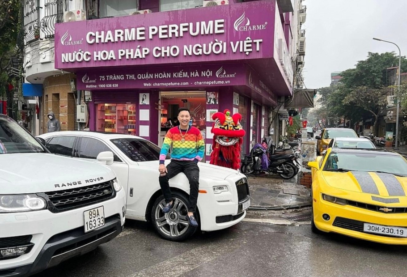 Huấn Hoa Hồng nhiều lần đăng tải h&igrave;nh ảnh khoe tiền, khoe xe, g&acirc;y sự ch&uacute; &yacute; tr&ecirc;n mạng x&atilde; hội