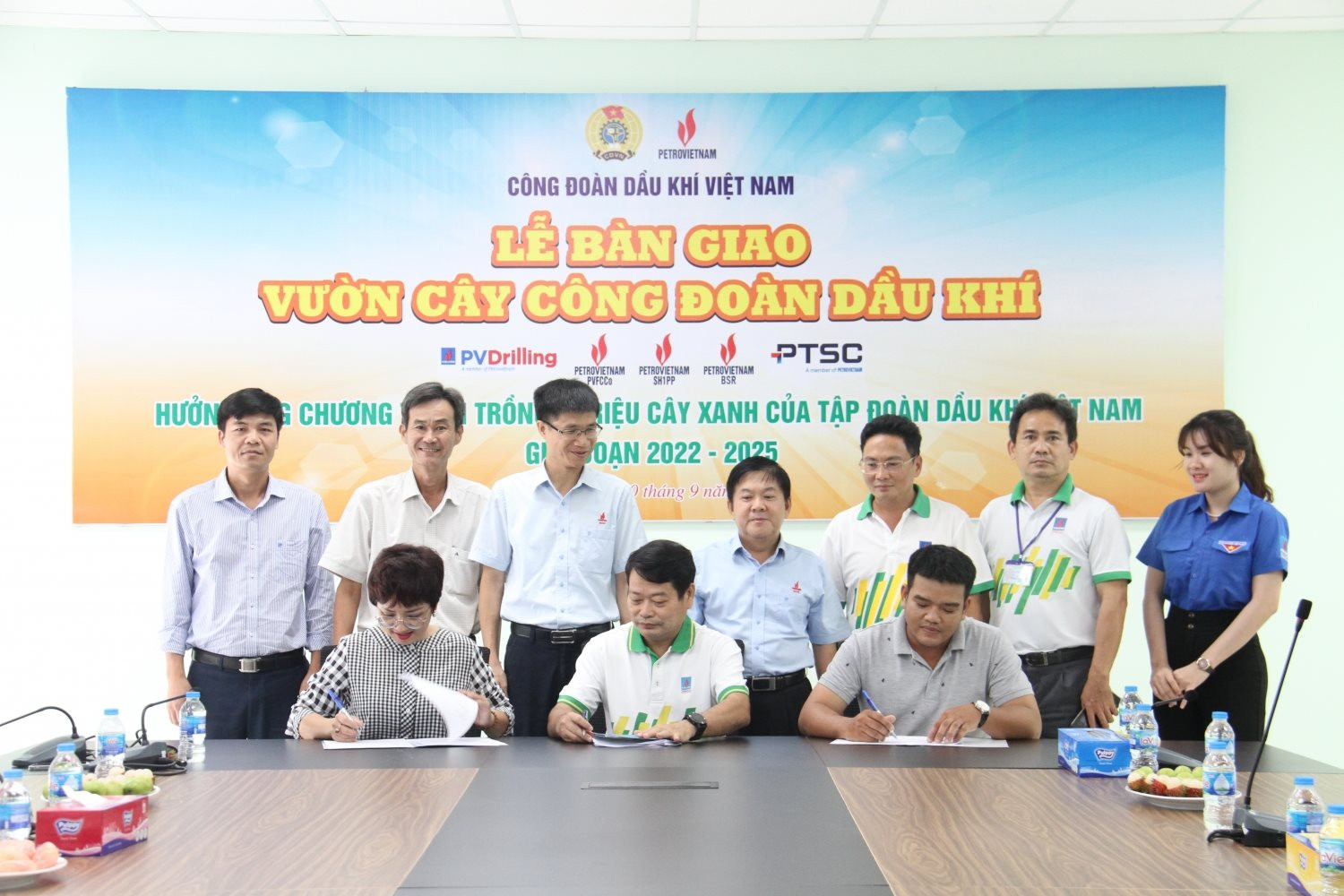 C&aacute;c b&ecirc;n k&yacute; kết bi&ecirc;n bản nghiệm thu, b&agrave;n giao vườn c&acirc;y