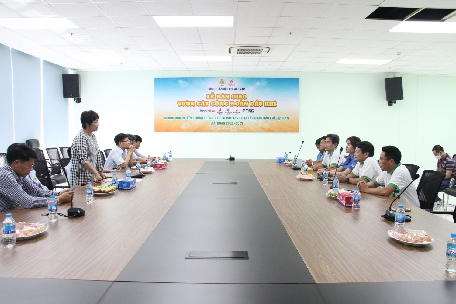 Lễ b&agrave;n giao "Vườn c&acirc;y C&ocirc;ng đo&agrave;n Dầu kh&iacute;" giữa PVFCCo v&agrave; Ban QLDA S&ocirc;ng Hậu 1