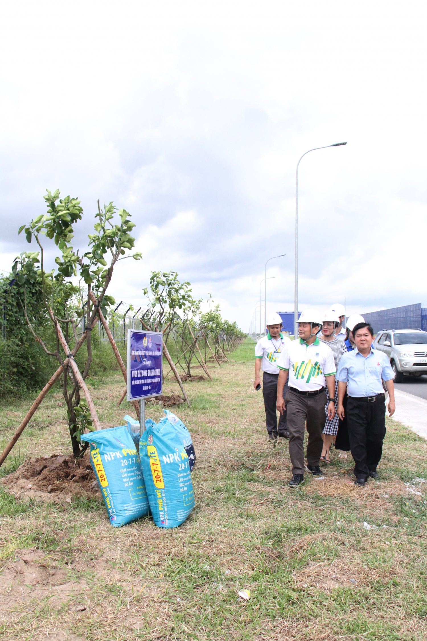 C&aacute;c đại biểu tham quan vườn c&acirc;y vừa được trồng ho&agrave;n thiện