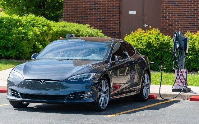 Sau đề xuất thu ph&#237; v&#224;o nội đ&#244;, mỗi &#244; t&#244; phải đ&#243;ng bao nhi&#234;u khoản thuế v&#224; ph&#237;? - Ảnh 1