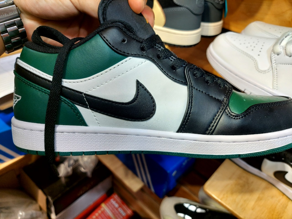 H&agrave;ng h&oacute;a c&oacute; dấu hiệu giả mạo c&aacute;c nh&atilde;n hiệu nổi tiếng bị thu giữ tại hiện trường.