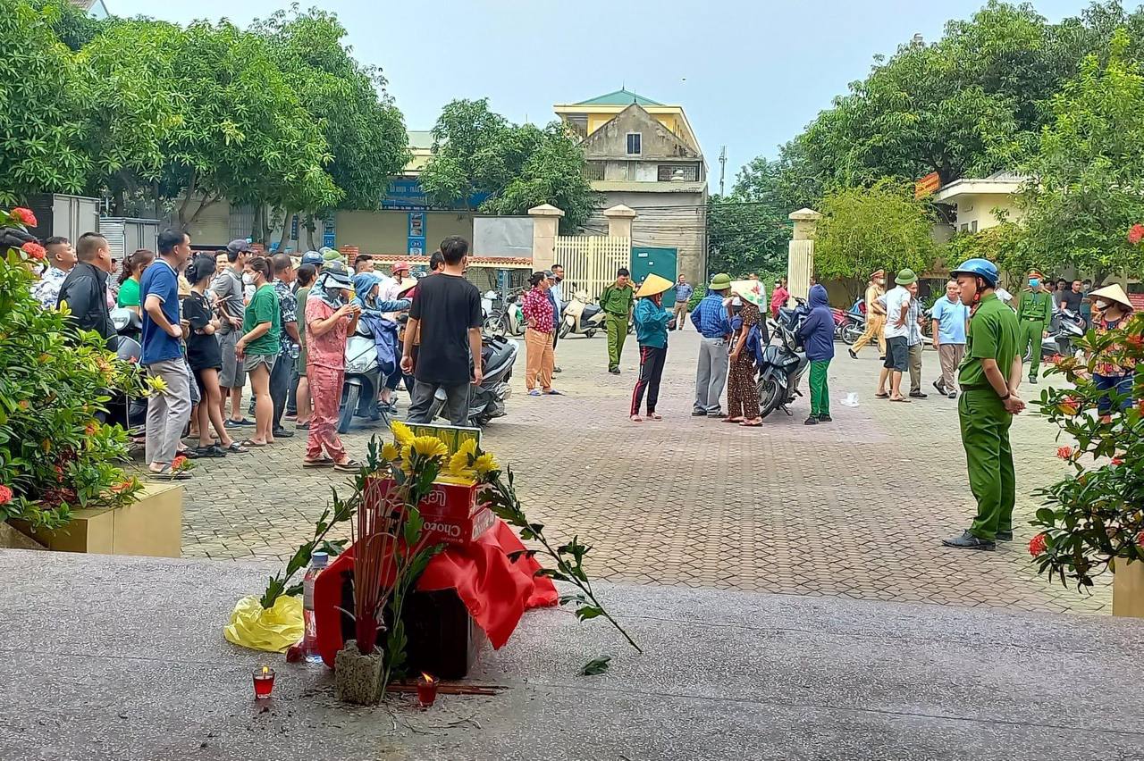 Một chiếc tiểu sảnh phủ vải đỏ được người d&acirc;n mang đến, đặt ngay trước cửa trụ sở UBND phường Vinh T&acirc;n&nbsp; (TP Vinh, Nghệ An).