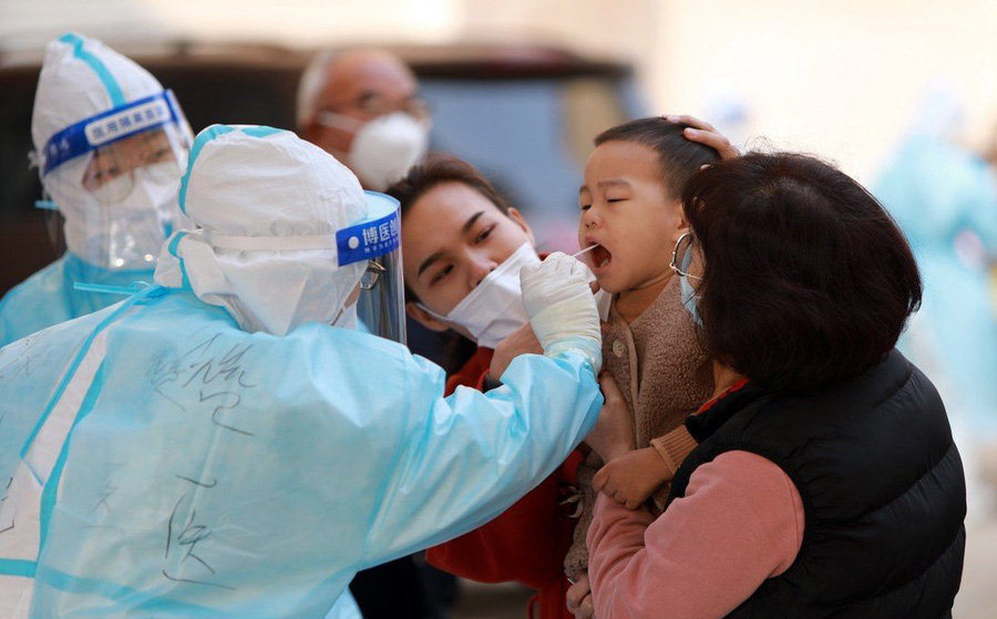 Trung Quốc ghi nhận đợt dịch COVID-19 lan rộng nhất sau Vũ H&#225;n - Ảnh 1