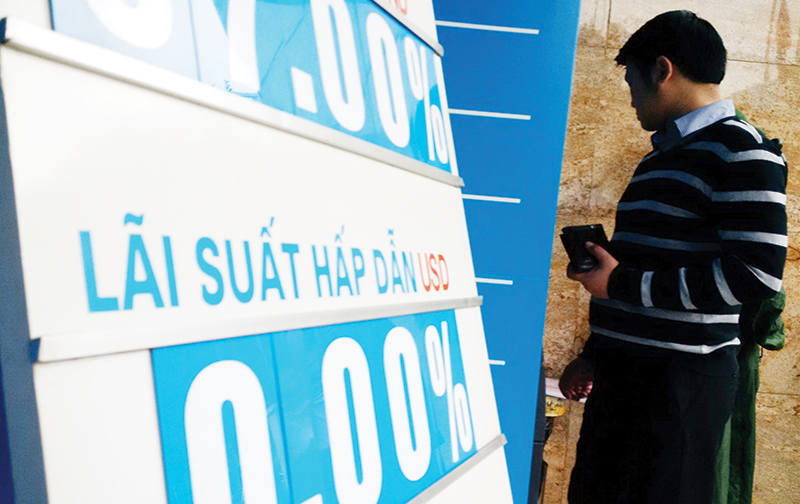 V&#236; sao kh&#244;ng thể tiếp tục hạ l&#227;i suất huy động? - Ảnh 1