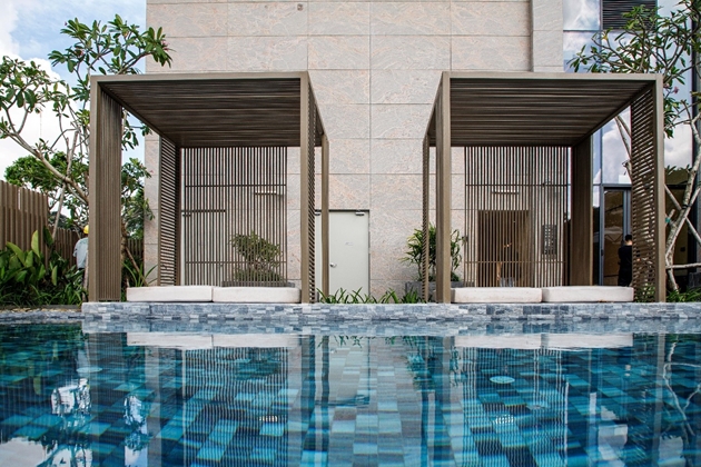 Khu vực sun lounge tắm nắng chuẩn Marriott b&ecirc;n cạnh hồ bơi.