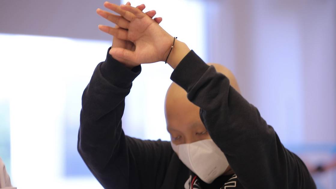 Sau phẫu thuật, em Đ. đ&atilde; c&oacute; thể trở lại c&aacute;c hoạt động b&igrave;nh thường của cuộc sống, c&oacute; thể dễ d&agrave;ng cử động khớp vai, đưa l&ecirc;n cao, đưa sang ngang &nbsp;