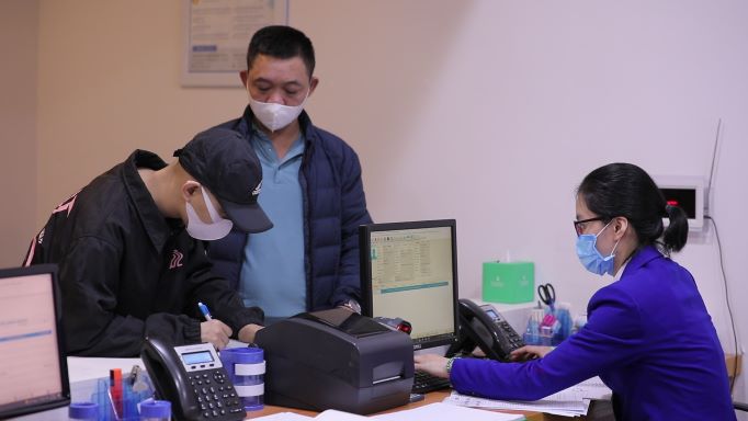 Sau phẫu thuật, em Đ. (người ngo&agrave;i c&ugrave;ng b&ecirc;n tr&aacute;i) đ&atilde; c&oacute; thể viết, đ&aacute;nh m&aacute;y bằng tay phải để tiếp tục theo đuổi ước mơ tr&ecirc;n giảng đường, trở th&agrave;nh một kỹ sư c&ocirc;ng nghệ th&ocirc;ng tin trong tương lai &nbsp;