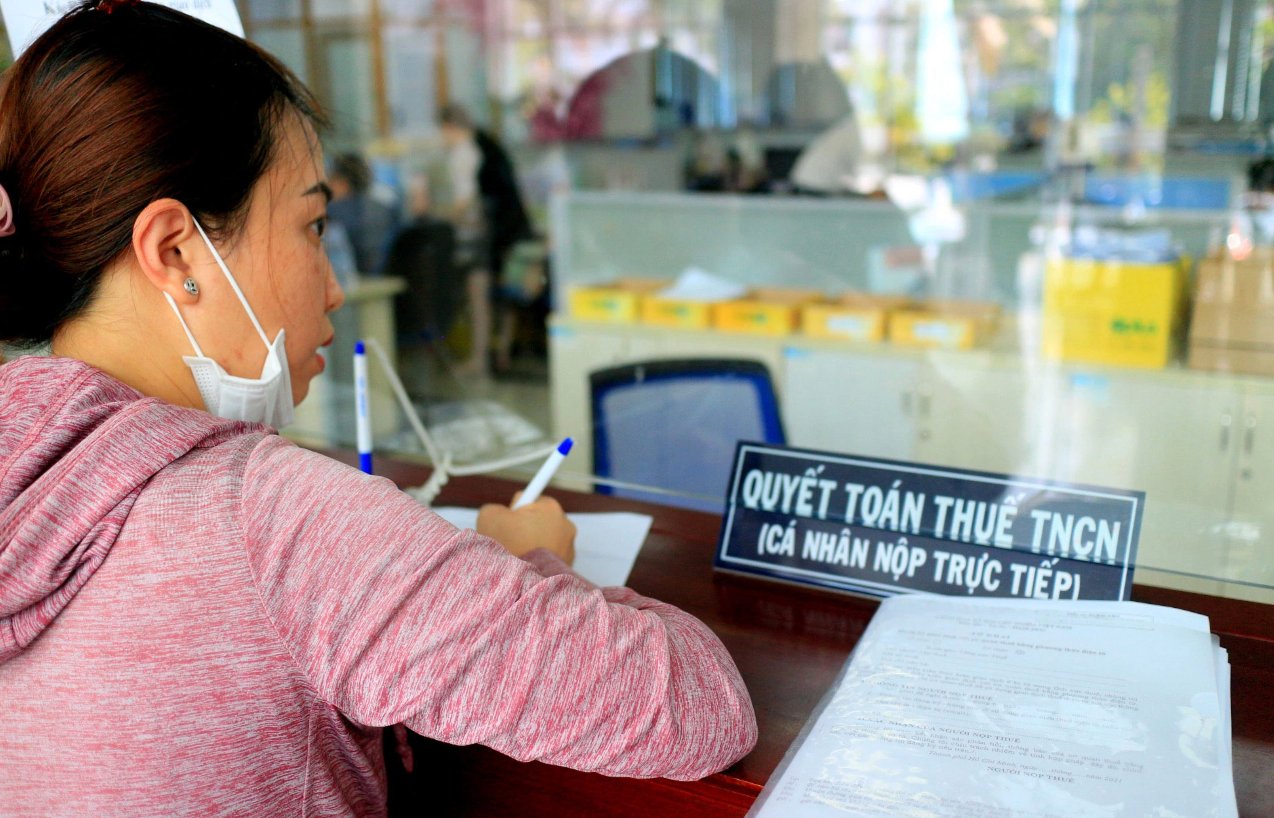 Ch&iacute;nh phủ tr&igrave;nh Quốc hội th&ocirc;ng qua phương &aacute;n&nbsp;biểu thuế luỹ tiến từng phần giảm số bậc thuế từ 7 th&agrave;nh 5 bậc v&agrave; mức thuế suất cao nhất l&agrave; 35%.&nbsp;