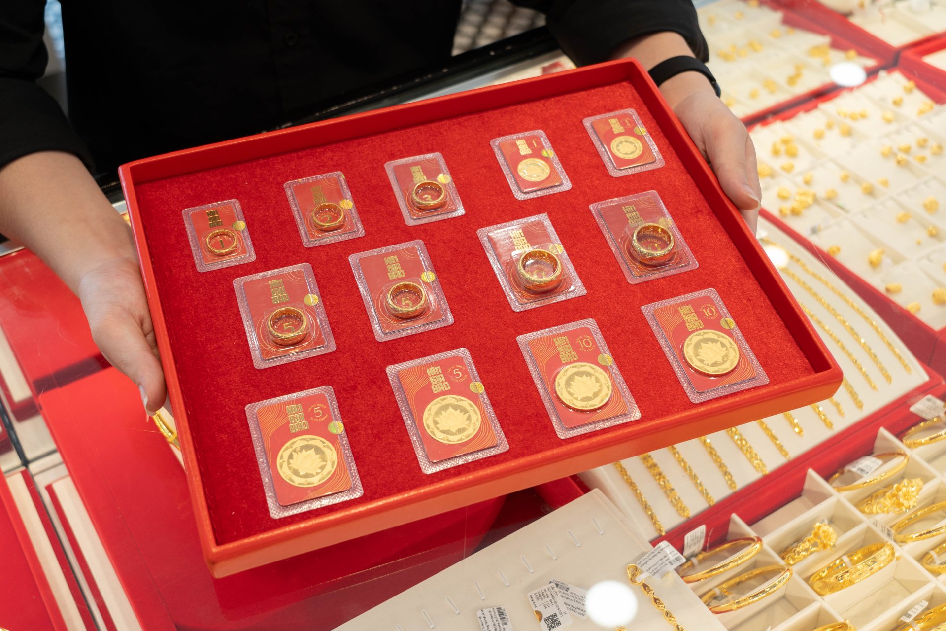 Gi&#225; v&#224;ng h&#244;m nay 5/11: Biến động tr&#225;i chiều tại c&#225;c h&#227;ng v&#224;ng - Ảnh 2