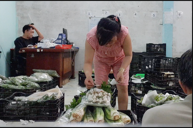 &nbsp;C&ocirc;ng nh&acirc;n d&aacute;n tem VietGAP v&agrave;o g&oacute;i rau mua từ chợ đầu mối đ&atilde; được sơ chế - Ảnh: B&Ocirc;NG MAI