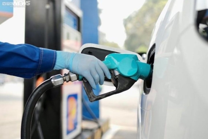 Gi&aacute; xăng giảm nhẹ từ 15h chiều 6/11. (Ảnh: PLX)