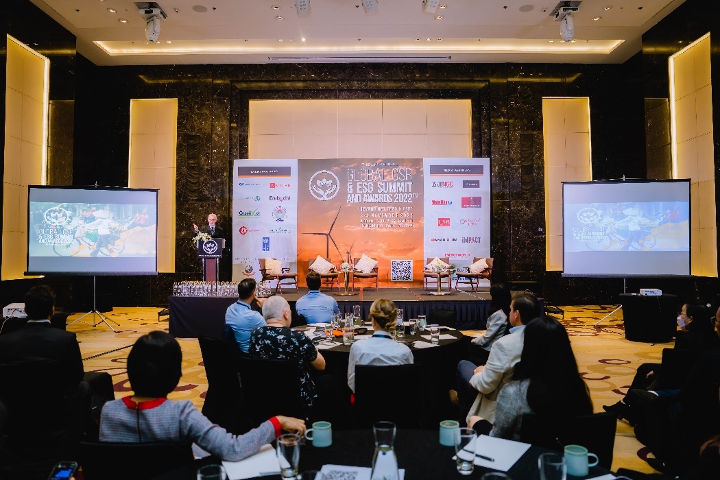 Gi&aacute;o sư - Tiến sĩ Martin Blake - Chủ tọa chia sẻ về th&ocirc;ng điệp đằng sau chủ đề "Beyond Net Zero &amp; ESG"