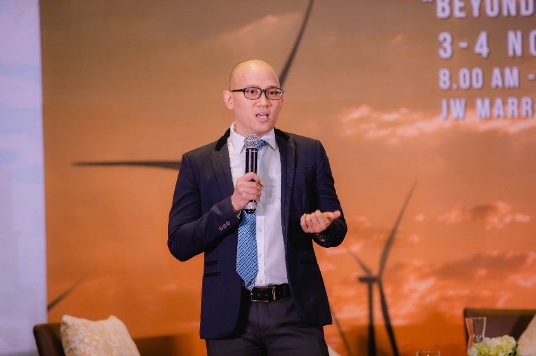 &Ocirc;ng Trần Minh Ho&agrave;ng, Gi&aacute;m đốc Ng&agrave;nh h&agrave;ng Vinamilk chia sẻ với hội nghị về m&ocirc; h&igrave;nh trang trại sinh th&aacute;i v&agrave; sản phẩm sữa tươi Vinamilk Green Farm