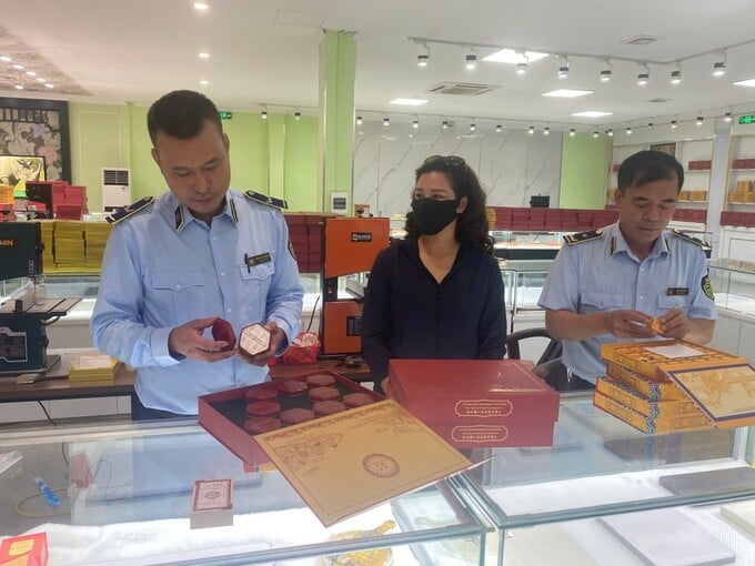 Lực lượng QLTT tỉnh Quảng Ninh kiểm tra cơ sở kinh doanh tại C&ocirc;ng ty TNHH Đồng nh&acirc;n đường Nam Dương v&agrave; ph&aacute;t hiện h&agrave;ng ngh&igrave;n vi&ecirc;n "An Cung ngưu Ho&agrave;ng Nam Dương" kh&ocirc;ng r&otilde; nguồn gốc.