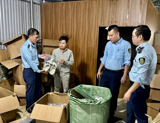 Gần 3000 đ&ocirc;i d&eacute;p mang nh&atilde;n hiệu CROCS c&oacute; dấu hiệu giả mạo, ước t&iacute;nh trị gi&aacute; hơn 2 tỷ đồng. Ảnh: QLTTQN