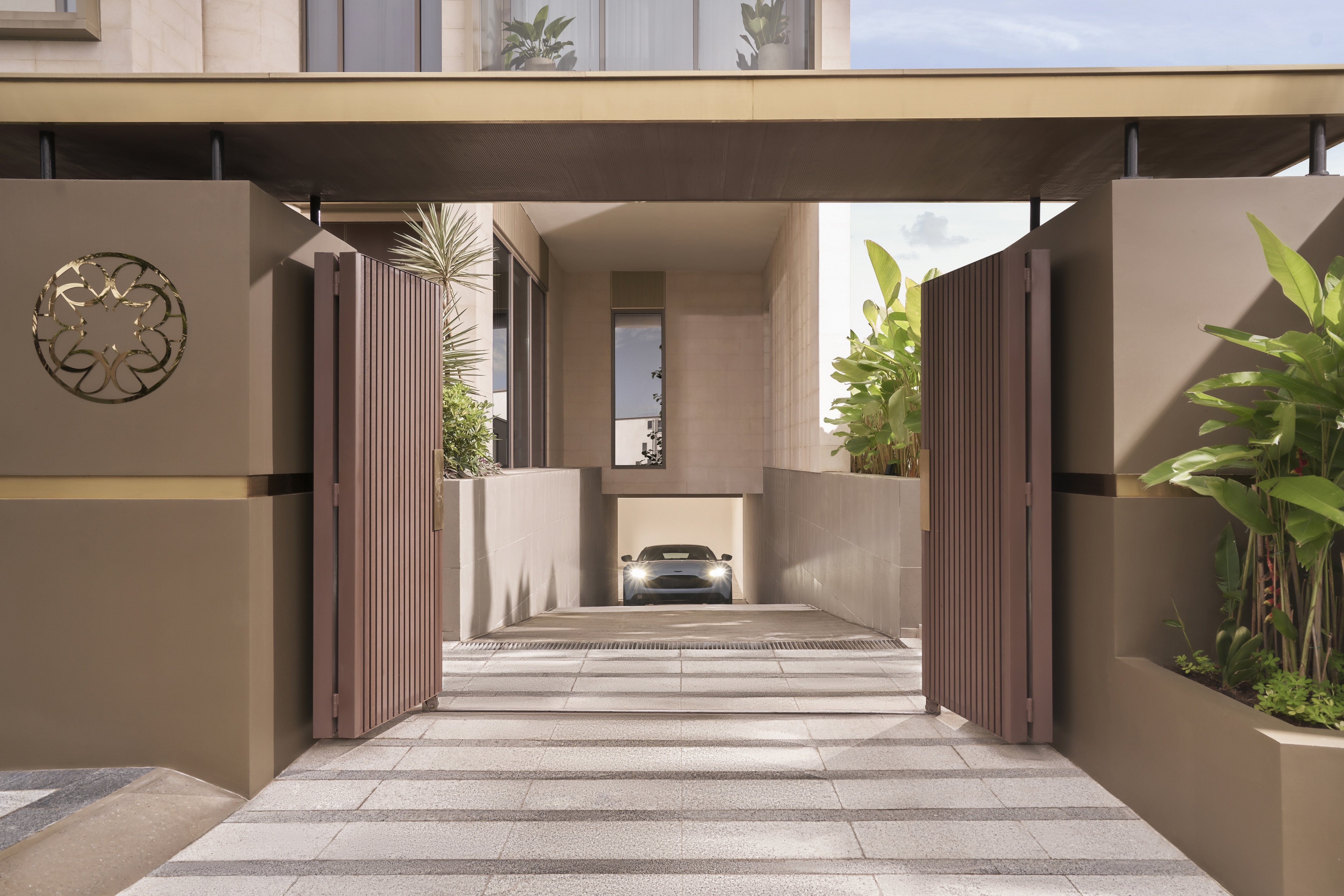 Dinh thự h&agrave;ng hiệu với logo "Elie Saab" bảo chứng ngay từ cổng v&agrave;o.