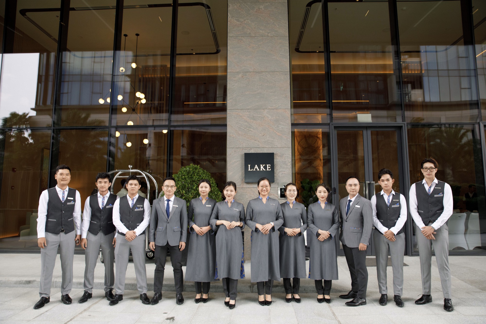 H&igrave;nh ảnh đội ngũ quản gia Marriott tại t&ograve;a Lake