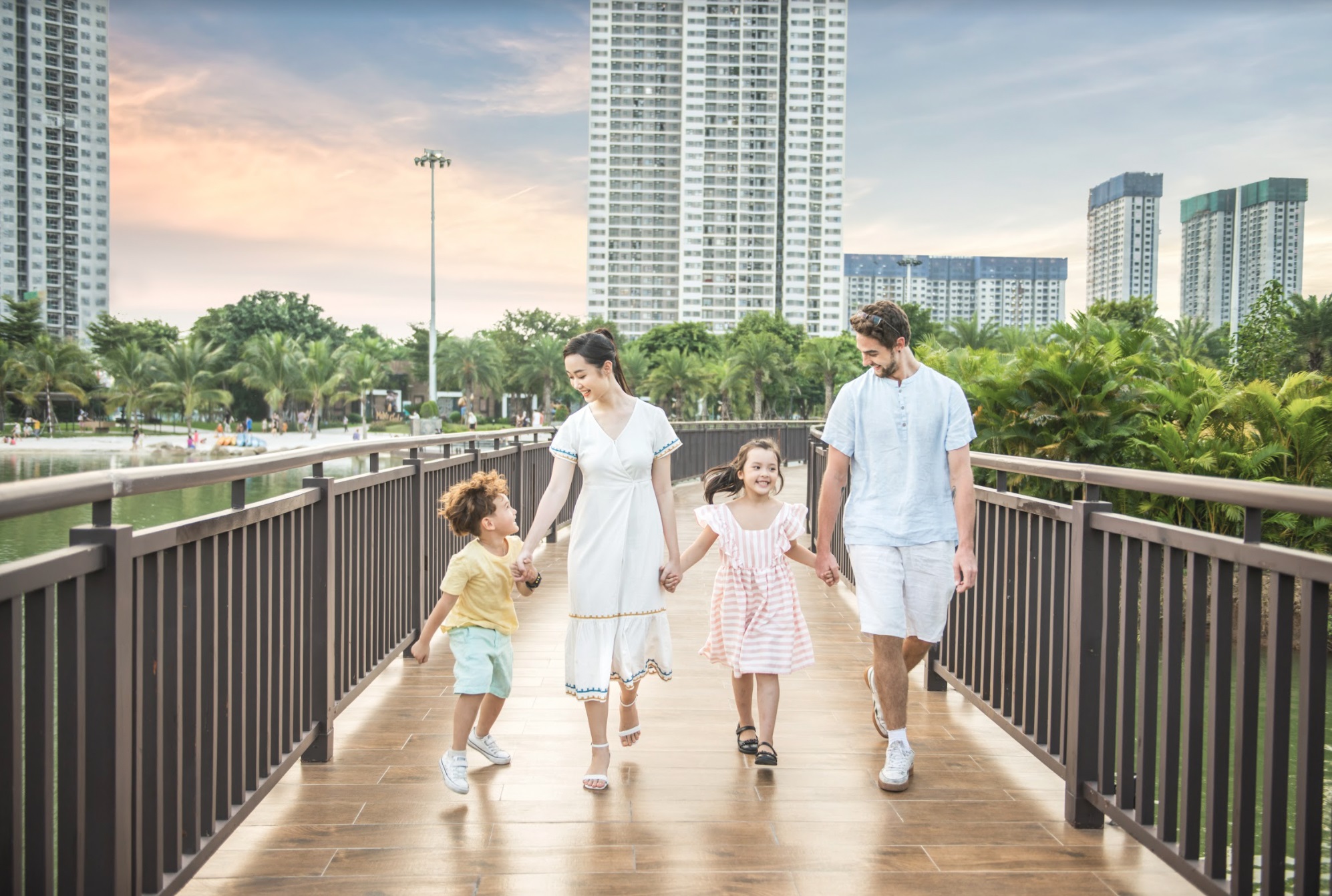 Cư d&acirc;n thỏa sức đi dạo v&agrave; luyện tập tại C&ocirc;ng vi&ecirc;n Trung t&acirc;m thuộc dự &aacute;n Vinhomes Smart City.