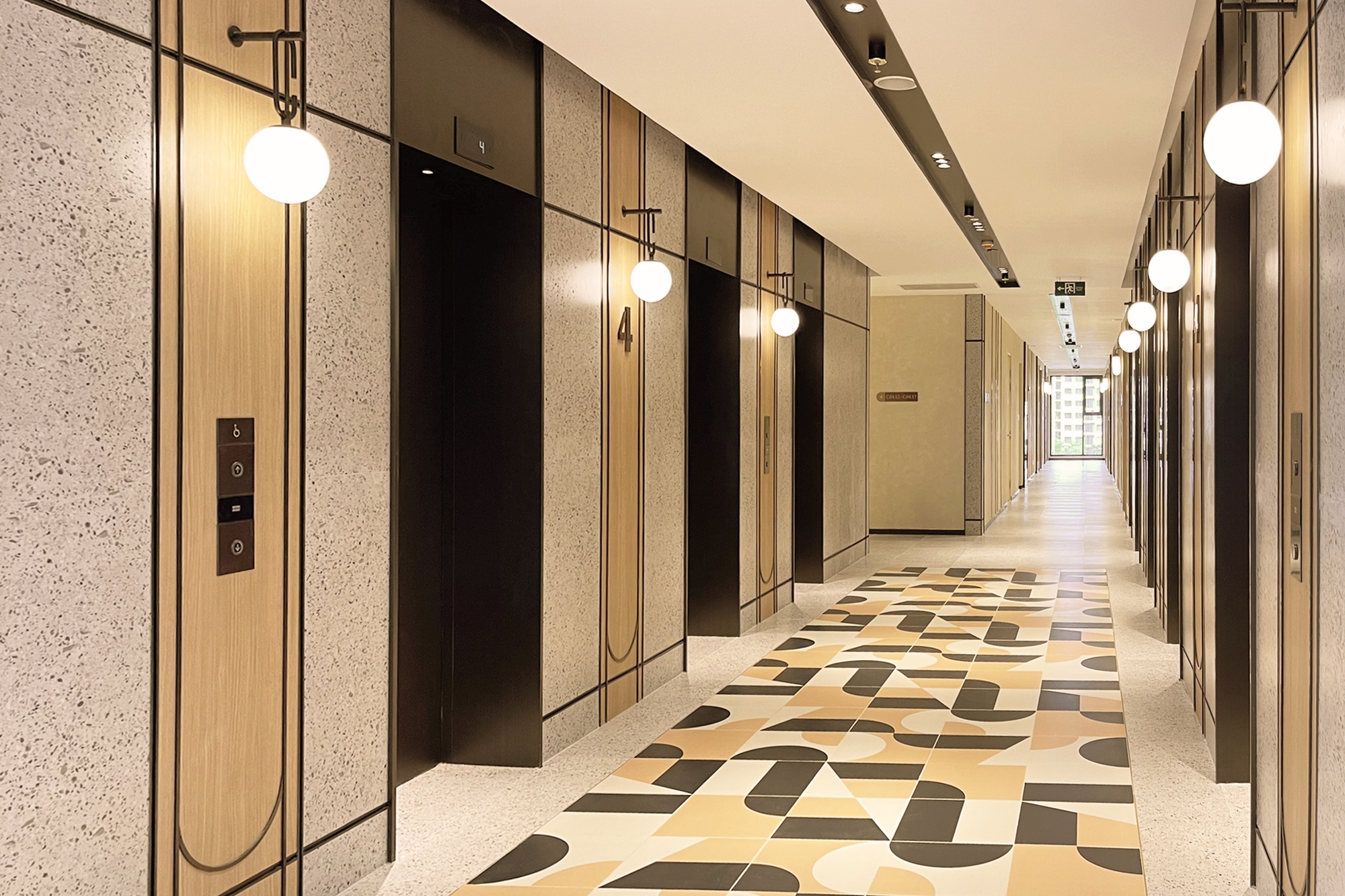 Sảnh thang m&aacute;y với số lượng thang nhiều, tỷ lệ "v&agrave;ng" chỉ 2 đến 2.5 căn/thang cho mỗi tầng, cư d&acirc;n kh&ocirc;ng phải chờ đợi &nbsp;