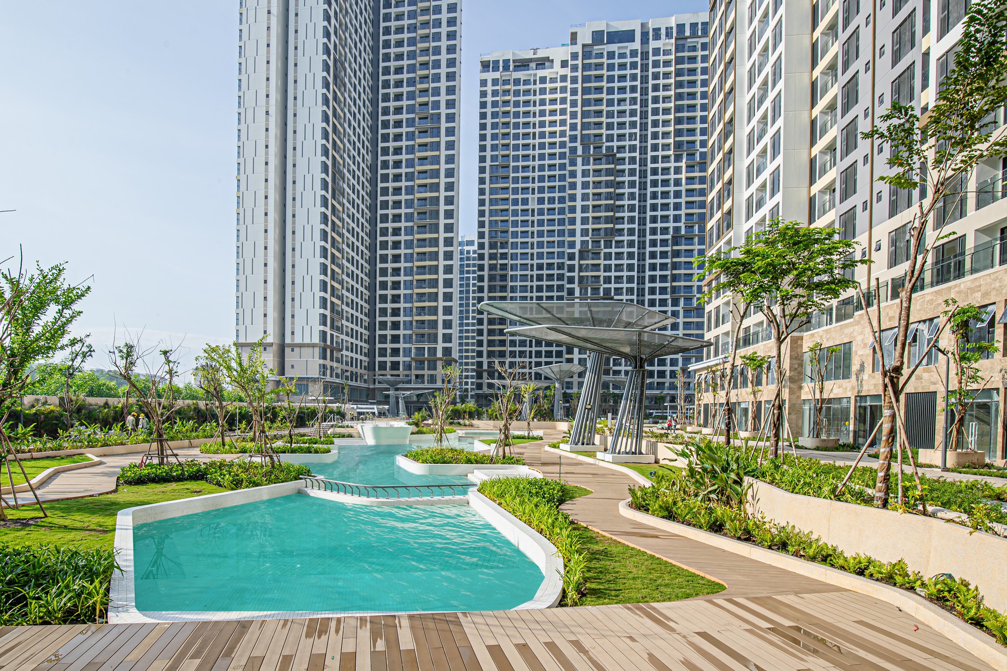 Chỉ cư d&acirc;n mới c&oacute; thể sử dụng tiện &iacute;ch nội khu nhờ thiết kế compound (kh&eacute;p k&iacute;n), c&ugrave;ng loạt tiện &iacute;ch ngoại khu chỉ c&aacute;ch v&agrave;i bước ch&acirc;n