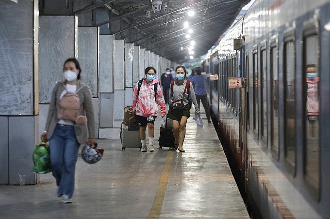 Gi&#225; v&#233; m&#225;y bay v&#224; t&#224;u Tết tăng mạnh - Ảnh 1