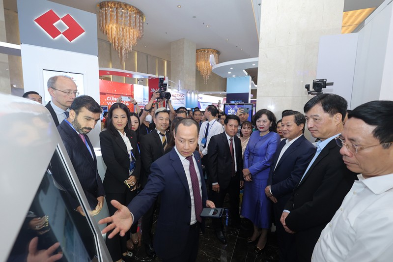 L&atilde;nh đạo Đảng, Nh&agrave; nước v&agrave; Ng&acirc;n h&agrave;ng Nh&agrave; nước tham quan gian triển l&atilde;m của Techcombank tại Ng&agrave;y chuyển đổi số 2023.