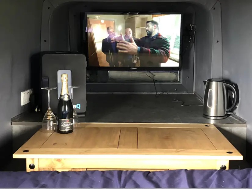 Chi 78 USD/đêm để ngủ trong một chiếc trực thăng cũ - Ảnh 5