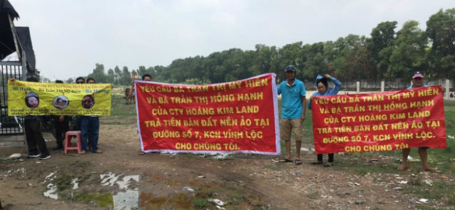 Người d&acirc;n căng băng r&ocirc;n tố b&agrave; Trần Thị Mỹ Hiền lừa b&aacute;n đất ảo. (Nguồn: Cand)