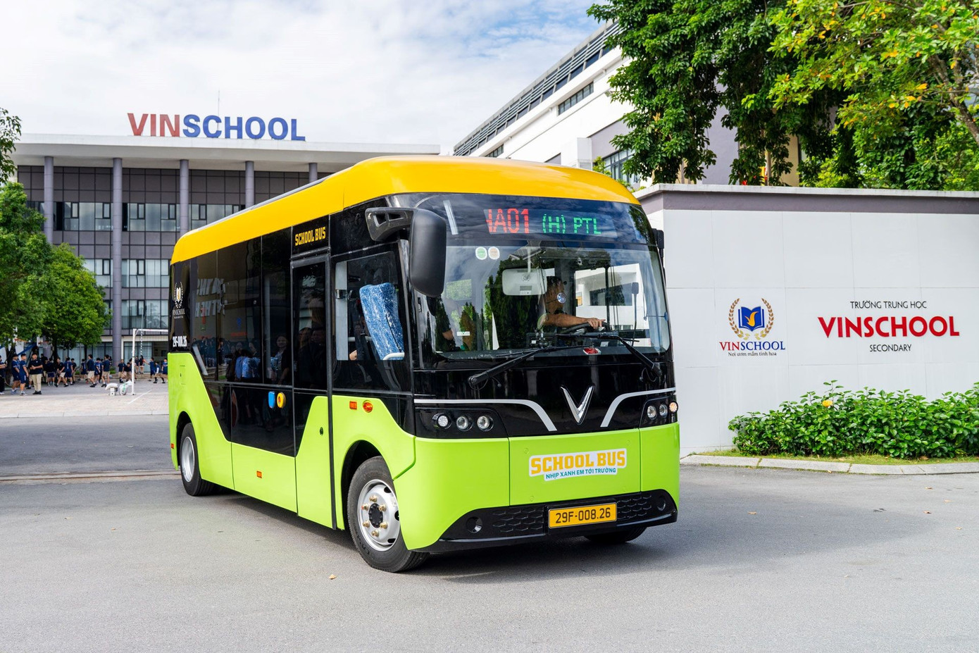 Dịch vụ School Bus vận h&agrave;nh bằng xe điện EB 6 phi&ecirc;n bản xe chuy&ecirc;n chở học sinh
