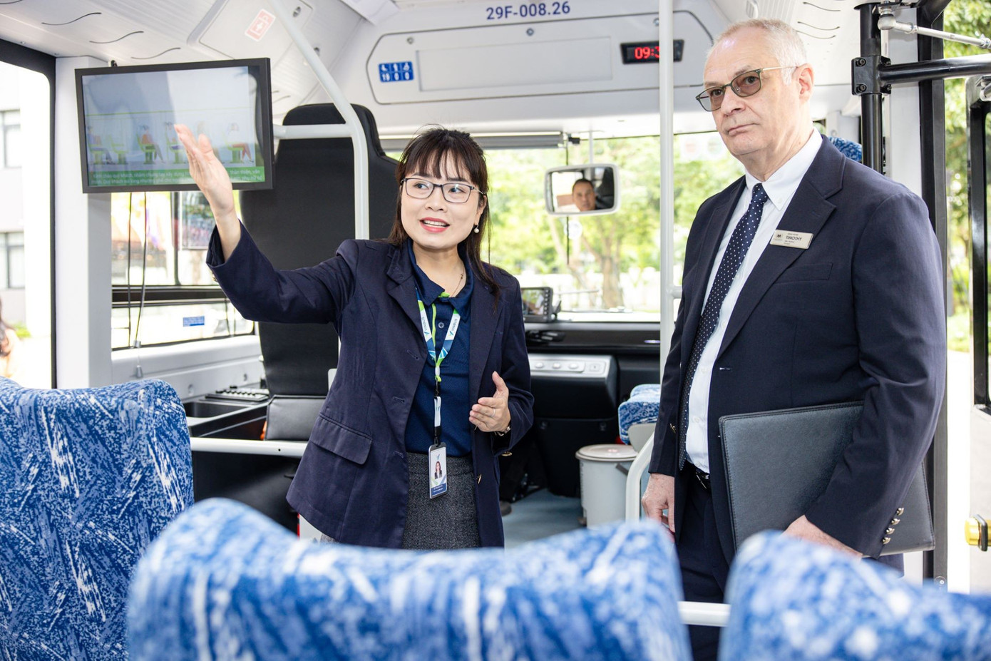 &Ocirc;ng Timothy John Fryer &ndash; Hiệu trưởng trường Trung học Vinschool kiểm tra c&aacute;c t&iacute;nh năng an to&agrave;n tr&ecirc;n xe