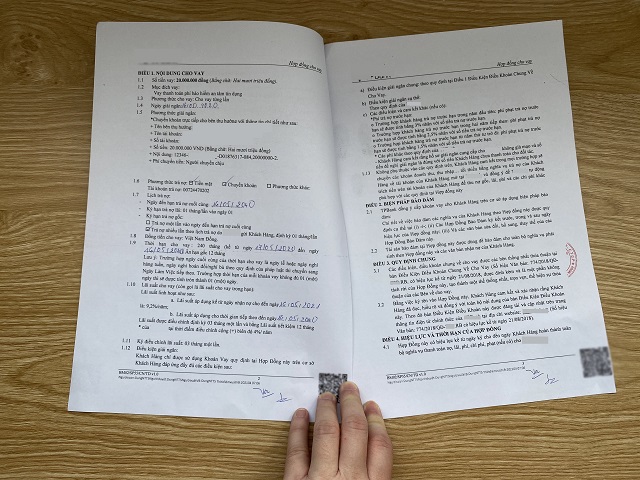 Kh&#225;ch vay khổ v&#236; bị ng&#226;n h&#224;ng &#233;p mua bảo hiểm - Ảnh 1