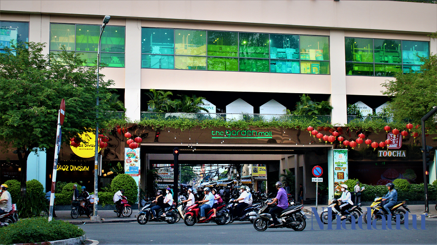 Thuận Kiều Plaza sau đ&oacute; được CTCP đầu tư An Đ&ocirc;ng thuộc Tập đo&agrave;n Vạn Thịnh Ph&aacute;t mua lại với gi&aacute; trị hơn 600 tỷ đồng để cải tạo với lớp &aacute;o mới mang t&ecirc;n The Garden Mall, từ việc từng bị v&iacute; như &ldquo;ba c&acirc;y nhang&rdquo; th&igrave; nay được đổi th&agrave;nh l&agrave; &ldquo;ba c&acirc;y tr&uacute;c&rdquo;.