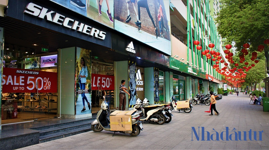Với việc&nbsp;sau khi thay &aacute;o mới được n&acirc;ng cấp, cải tạo&nbsp;Thuận Kiều Plaza đ&atilde; thu h&uacute;t rất nhiều kh&aacute;ch h&agrave;ng với sự g&oacute;p mặt của h&agrave;ng loạt thương hiệu, cửa tiệm, nh&agrave; h&agrave;ng, ẩm thực... tại khu vực trung t&acirc;m thương mại của t&ograve;a nh&agrave;.