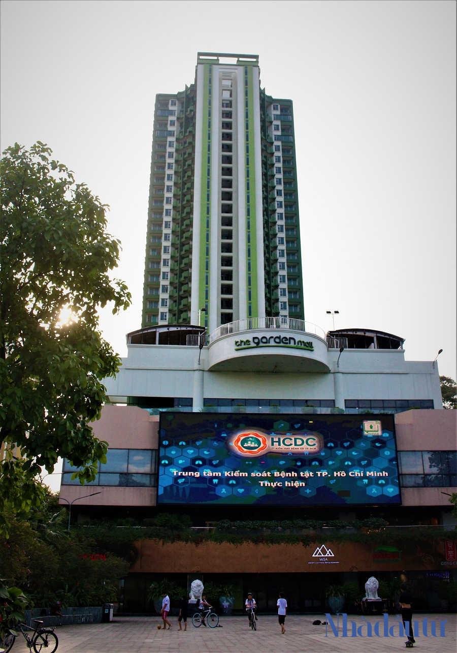 D&ugrave; đ&atilde; được lột x&aacute;c v&agrave; c&oacute; được sự quan t&acirc;m hơn từ kh&aacute;ch h&agrave;ng nhưng h&agrave;ng trăm căn hộ tại The Garden Mall vẫn kh&ocirc;ng c&oacute; người mua v&igrave; mức gi&aacute; qu&aacute; đắt so với thị trường, dẫn đến t&igrave;nh trạng vẫn bị bỏ hoang từ đ&oacute; đến nay.