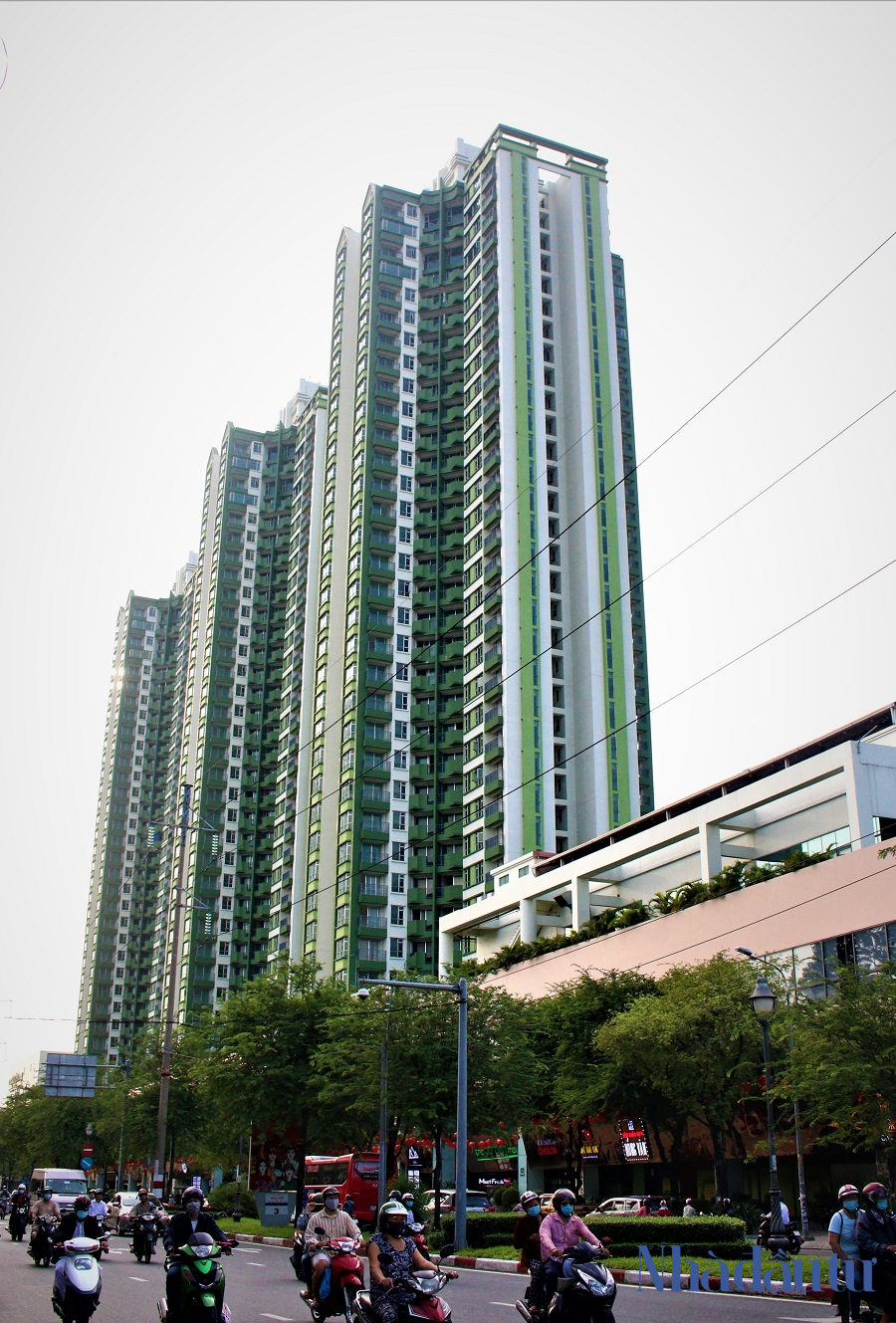 Thuận Kiều Plaza được thiết kế gồm 3 th&aacute;p (kiểu một con thuyền với 3 ống kh&oacute;i hay ba c&acirc;y nhang), mỗi th&aacute;p c&oacute; 33 tầng. Trong đ&oacute; c&oacute; khu trung t&acirc;m thương mại, 648 căn hộ v&agrave; c&aacute;c c&ocirc;ng tr&igrave;nh tiện &iacute;ch kh&aacute;c như hồ bơi, khu giải tr&iacute;, nh&agrave; xe...