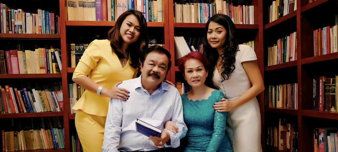 Chủ tịch Tập đo&agrave;n T&acirc;n Hiệp Ph&aacute;t - &Ocirc;ng Trần Qu&yacute; Thanh c&ugrave;ng vợ v&agrave; hai con.