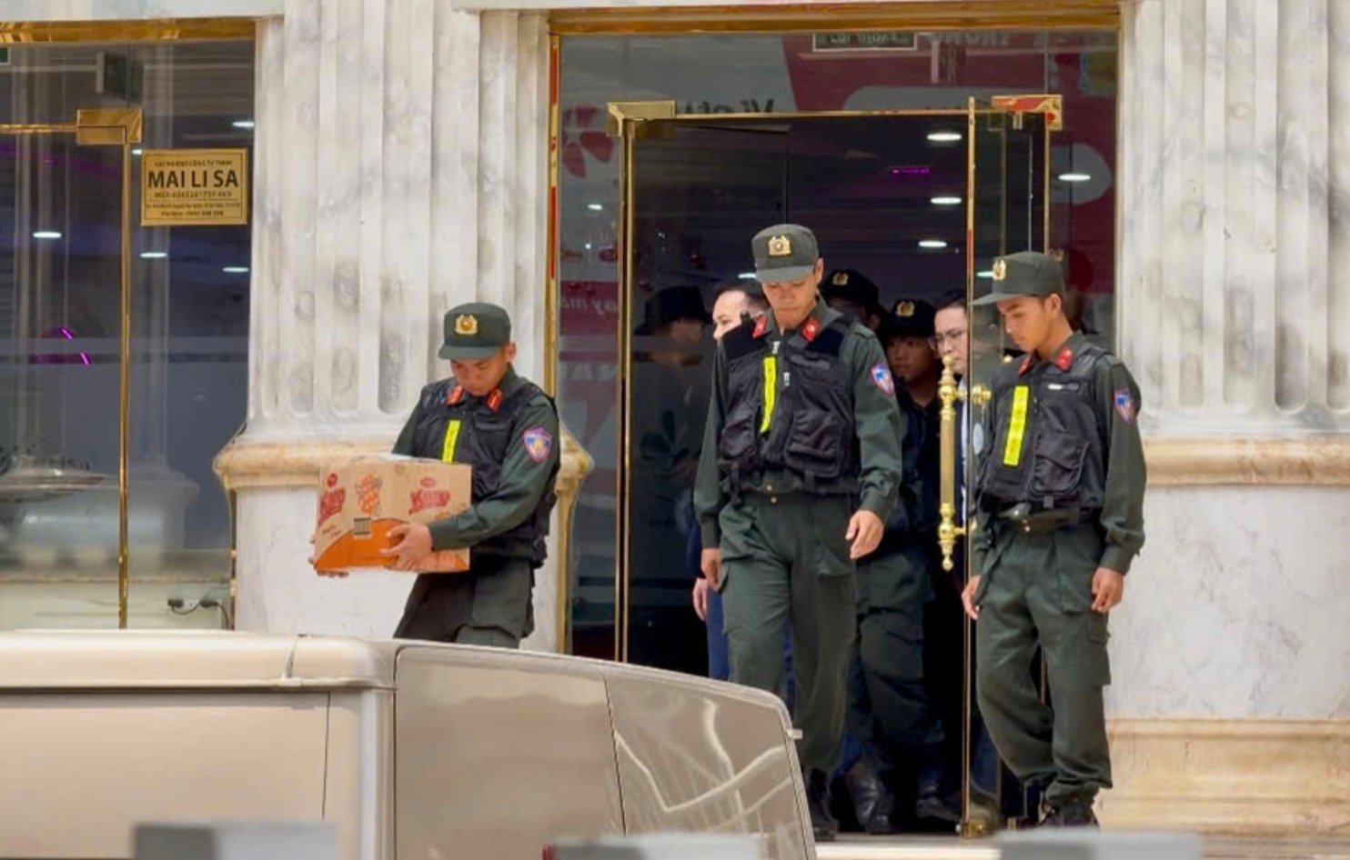 C&ocirc;ng an thu giữ 2 th&ugrave;ng t&agrave;i liệu, phục vụ điều tra. Ảnh: Phước S&aacute;ng.