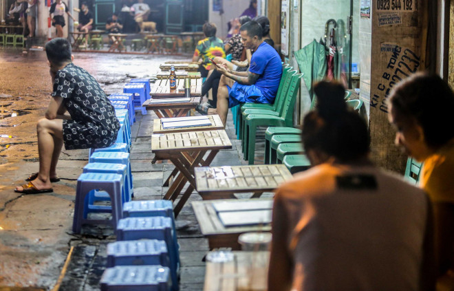 20h30 ng&agrave;y cuối tuần dọc phố Tạ Hiện (quận Ho&agrave;n Kiếm) dẫn ra ng&atilde; ba quốc tế vắng lặng, nh&acirc;n vi&ecirc;n phục vụ v&agrave; chủ đứng ngồi ng&oacute;ng chờ để ch&agrave;o mời kh&aacute;ch. Ảnh: Ng&ocirc;i sao.