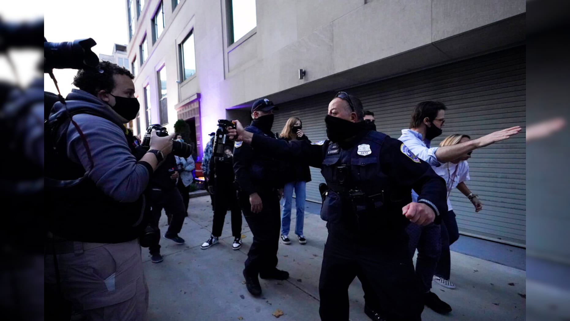 Người ủng hộ &#244;ng Trump xuống đường biểu t&#236;nh, đ&#242;i &quot;chấm dứt gian lận bầu cử&quot; - Ảnh 9